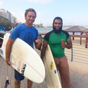 atelier de surf avec les jeunes arabes israéliens de Jaffa. 